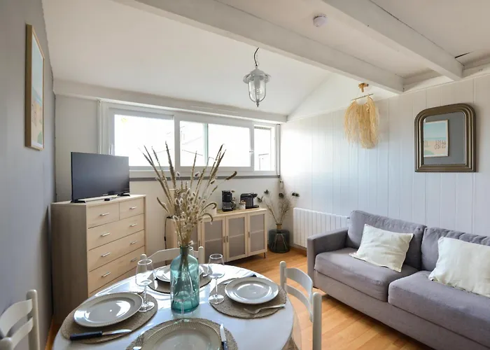 L'oasis Des Nouveaux Bassins - Vue Port Courseulles-sur-Mer