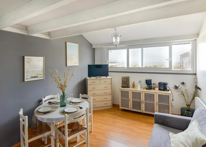 L'oasis Des Nouveaux Bassins - Vue Port * Courseulles-sur-Mer